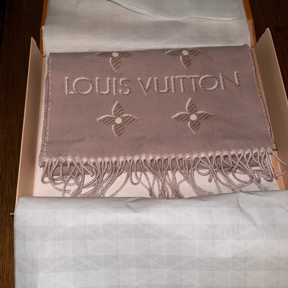 Louis Vuitton pink Essential Shine Scarf